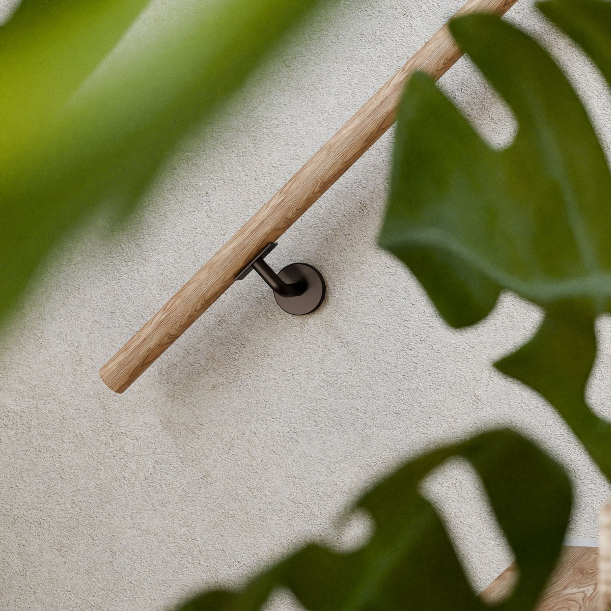 Leuninghouder Dark blend vlak zadel, rozet Ø64 mm – sfeerfoto
