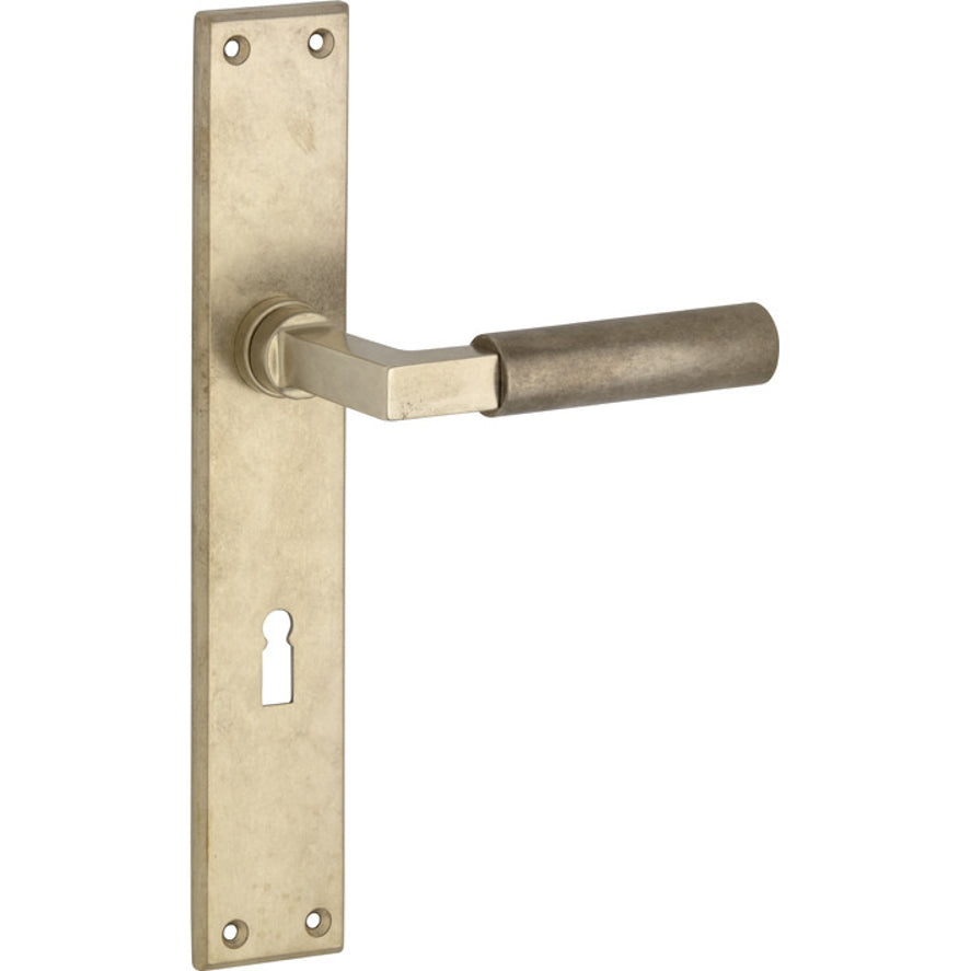 Deurklinken Bauhaus antiek messing op langschild – sleutelgat 72 mm