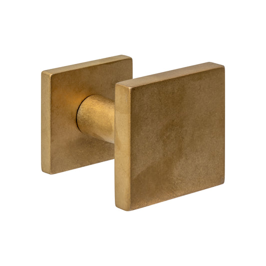 Voordeurknop vierkant 64x64 mm op achterplaat 54x54 mm PVD messing getrommeld