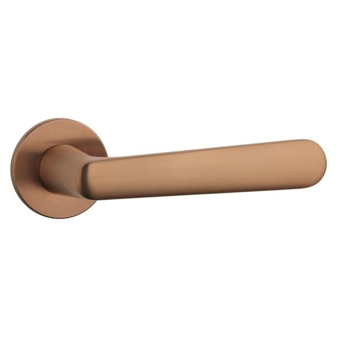 Aprile Deurklinken Aria op rond rozet – koper PVD