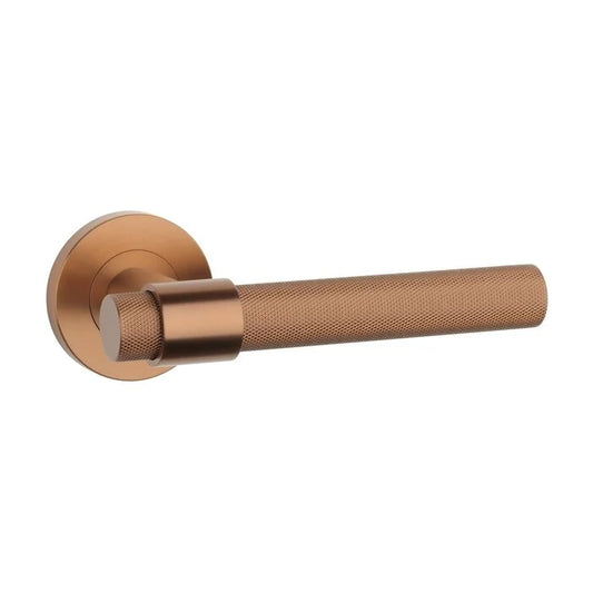 STERK Deurklinken 1743 op rond rozet – koper PVD