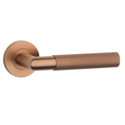 STERK Deurklinken 1742 op rond rozet – koper PVD